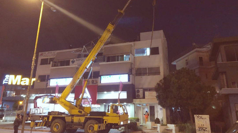 Συνεργεία της Περιφέρειας Αττικής απομάκρυναν πινακίδα που είχε ξηλωθεί από τους ισχυρούς ανέμους