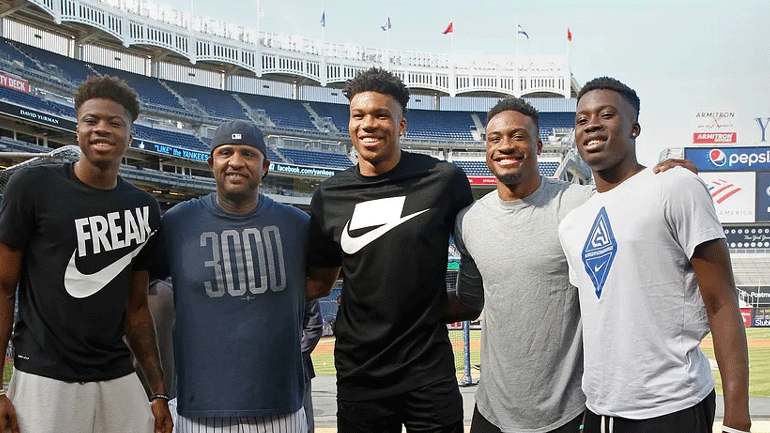 Η οικογένεια Αντετοκούνμπο δώρισε 10.000 μάσκες στον Δήμο Ζωγράφου! Η οικογένεια Αντετοκούνμπο δώρισε 10.000 μάσκες στον Δήμο Ζωγράφου!