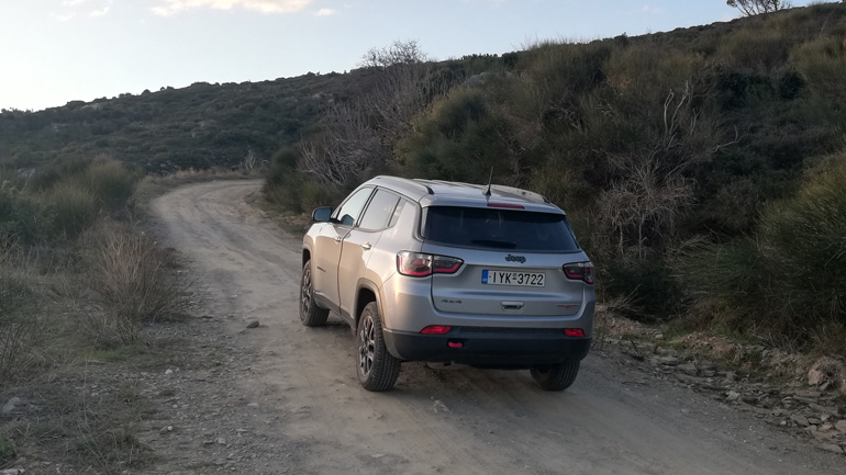 Στο χώμα κινείται λες και βρίσκεται στην άσφαλτο 