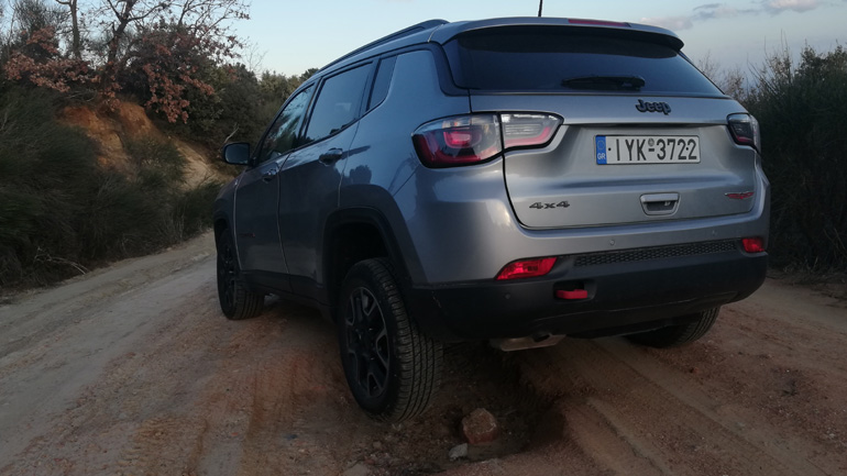 Εξοπλίζεται με ανάρτηση off-road και ελαστικά τύπου "Mud and Snow"