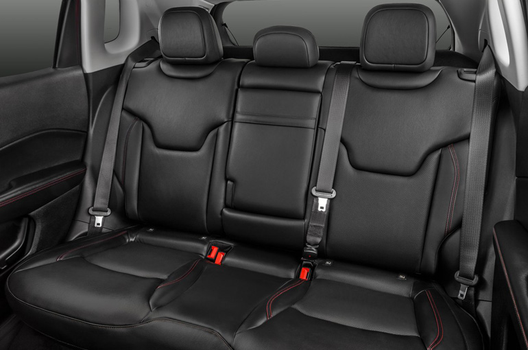 Χωράει ακόμη και τρεις επιβάτες με ελάχιστες παραχωρήσεις στο πίσω κάθισμα 