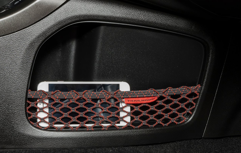 Διαθέτει πολλές θήκες για ποτήρια, αντικείμενα και κινητά 