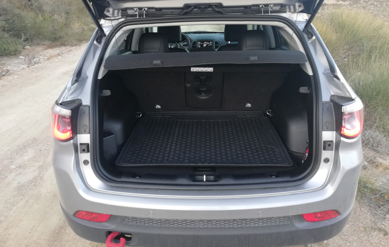 Για να μην λερώνεται ο χώρος αποσκευών υπάρχει υψηλής αντοχής πλαστικό προστατευτικό