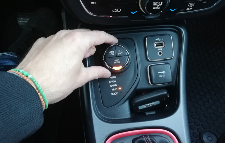 Από αυτόν τον περιστροφικό διακόπτη ελέχγεις το σύστημα τετρακίνησης  