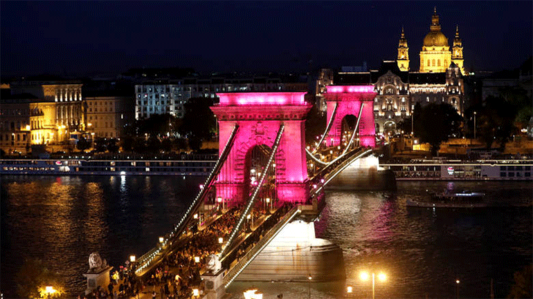 Βαλς του Στράους στους δρόμους της Βουδαπέστης για τους αποκλεισμένους κατοίκους