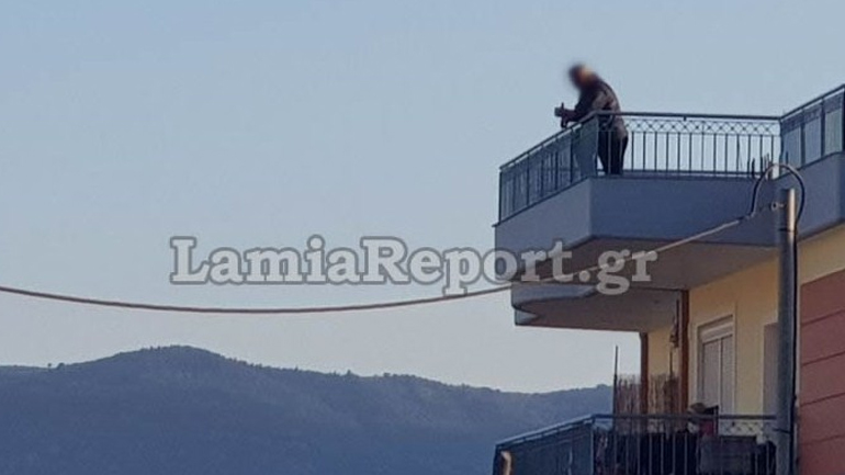 Λαμία: Χειροπέδες σε άνδρα που ανέβηκε σε ταράτσα πολυκατοικίας και απειλούσε με μαχαίρι γείτονες και αστυνομικούς