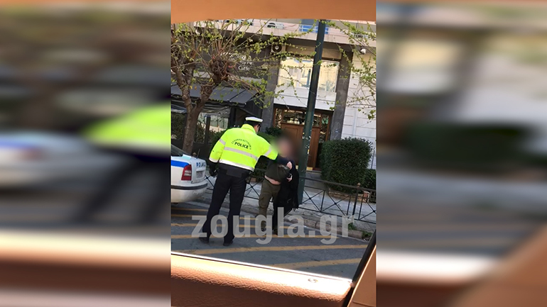 Βίντεο αναγνώστη: Αστυνομικός ουρλιάζει σε πολίτη κατά τη διάρκεια ελέγχου