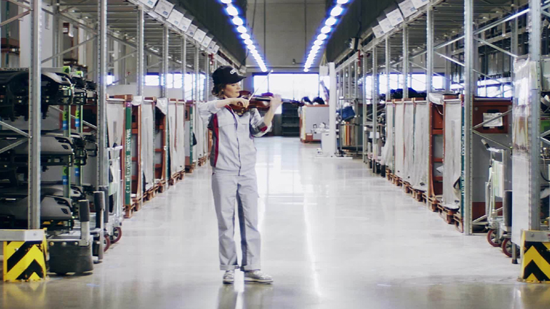 Μπήκαν τα βιολιά στο εργοστάσιο της Audi