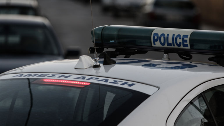 Υπάλληλος σε μίνι μάρκετ απέτρεψε ληστή που εισέβαλε με χειρουργική μάσκα και όπλο