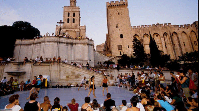 Γαλλία: Το Φεστιβάλ της Αβινιόν διατηρεί ακόμη μια ισχνή ελπίδα για την εφετινή διεξαγωγή του