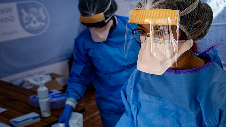 Νότια Αφρική: Ζευγάρι έκανε αυτοσχέδιο γάμο στην πίσω αυλή του σπιτιού του εν μέσω καραντίνας