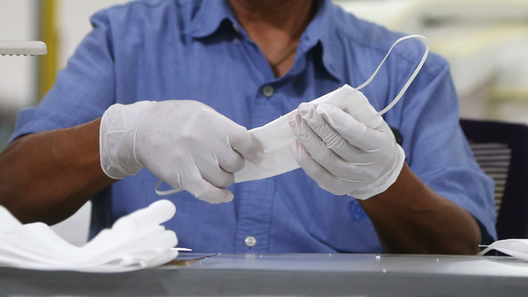 Η Κίνα προσέφερε 20.000 μάσκες στον Δήμο Πειραιά για προστασία από τον κορωνοϊό