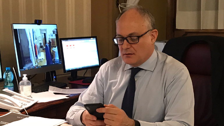 Συμφωνία στο Eurogroup: «Μια φιλόδοξη πρόταση» χαιρετίζει ο Ιταλός ΥΠΟΙΚ