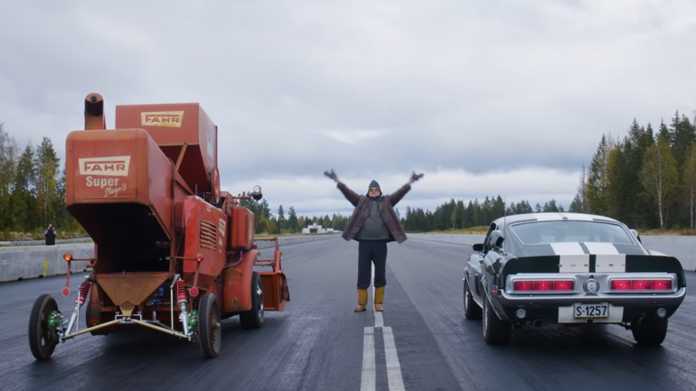 Η Mustang Shelby GT-350 τα βάζει με αλωνιστική μηχανή Η Mustang Shelby GT-350 τα βάζει με αλωνιστική μηχανή