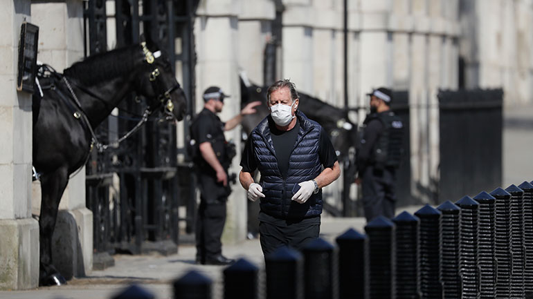 Σχεδόν 1.000 νεκροί σε 24 ώρες από τον κορωνοϊό στη Βρετανία