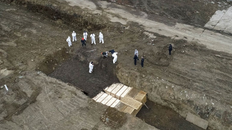 Εικόνες σοκ: Ομαδικός τάφος για θύματα από κορωνοϊό στη Νέα Υόρκη