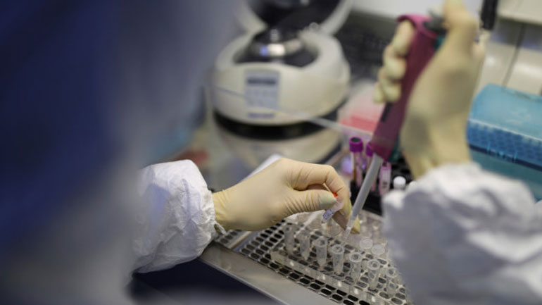 Άρχισε η συλλογή δειγμάτων για κορωνοϊό στη συνοικία Ρομά που είναι σε καραντίνα