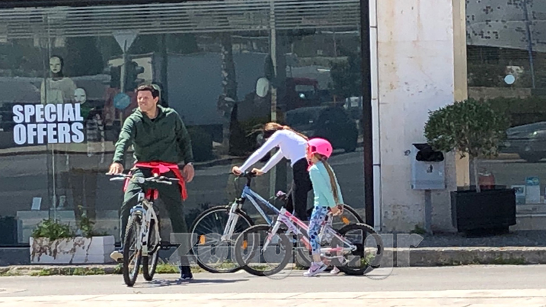 Ο Τάκης Φύσσας για ποδηλατάδα, με την οικογένειά του, στη Γλυφάδα