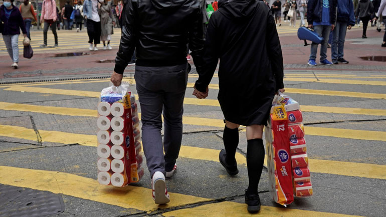 Απίστευτο: Χτύπησε τη μητέρα του γιατί δεν του έλεγε που έχει κρύψει το χαρτί υγείας