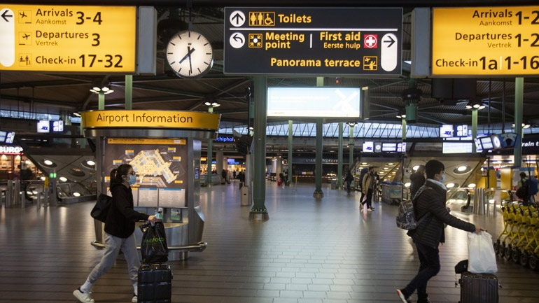 Ολλανδία: Συνελήφθησαν δύο άνδρες που μετέφεραν γεμάτο όπλο στο αεροδρόμιο του Σίπχολ