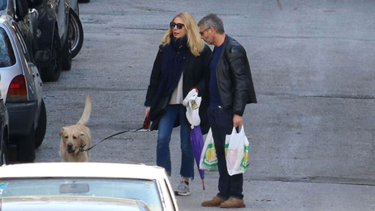 Σμαράγδα Καρύδη – Θοδωρής Αθερίδης: Βόλτα με τον σκύλο τους εν μέσω καραντίνας