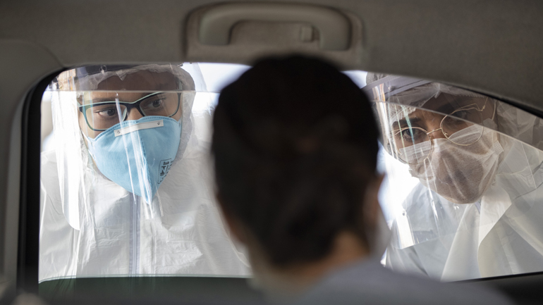 Έρευνα: Ο κορωνοϊός μπορεί να ταξιδέψει σε απόσταση μέχρι τεσσάρων μέτρων από έναν ασθενή