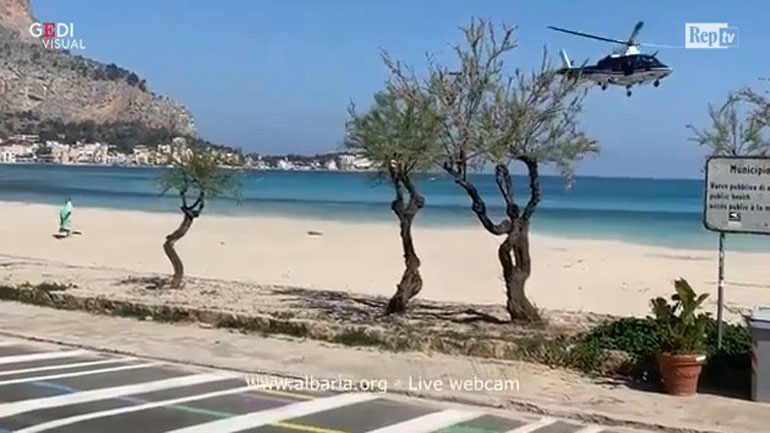 Iταλία: Ελικόπτερο της Αστυνομίας διώχνει λουόμενο από την παραλία
