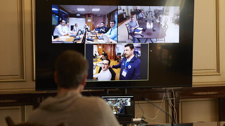 “Επίσκεψη” Μητσοτάκη στον θάλαμο επιχειρήσεων της Γενικής Γραμματείας Πολιτικής Προστασίας