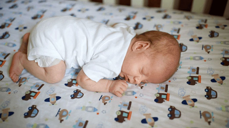 Ροχαλίζει το μωρό σας; Δείτε τι μπορεί να συμβαίνει