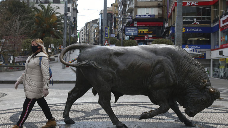 Ο δήμαρχος της Κωνσταντινούπολης επικρίνει την κυβέρνηση για την απροειδοποίητη απαγόρευση της κυκλοφορίας