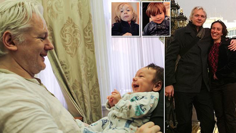 Βρετανία: Ο Ασάνζ απέκτησε δύο παιδιά με μία συνήγορό του όσο βρισκόταν στην πρεσβεία του Ισημερινού