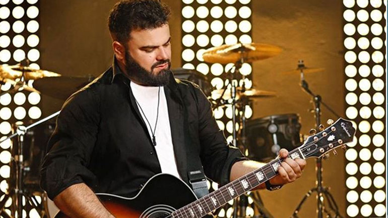 «Με ανάσα κομμένη»: Αυτό είναι το νέο τραγούδι του Ηλία Καμπακάκη!