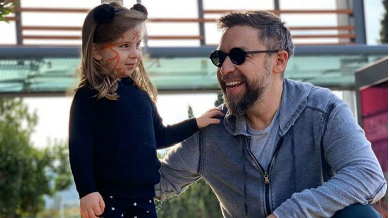 Βίντεο: Ο Γιάννης Βαρδής τραγουδάει με την 4χρονη κόρη του