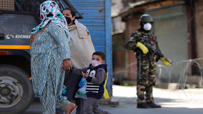 Ινδία: Παραβίασαν την καραντίνα και υποχρεώθηκαν να γράψουν 500 φορές “λυπάμαι πολύ”