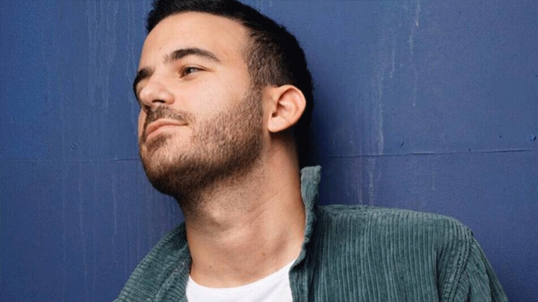 Νικηφόρος: Μένει σπίτι και μας παρουσιάζει τη νέα του ερωτική μπαλάντα «Είναι που νιώθω»
