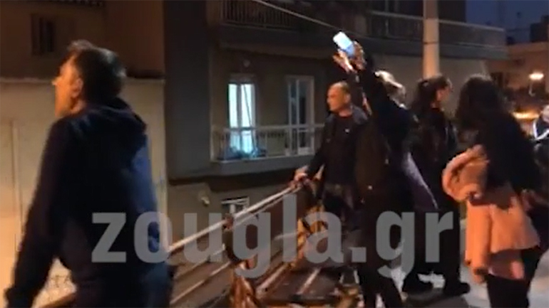 Κουκάκι: Μαθήματα… «χριστιανικής αγάπης» από πιστούς, που κατηγορούν τους κατοίκους για «ρουφιανιά» Κουκάκι: Μαθήματα… «χριστιανικής αγάπης» από πιστούς, που κατηγορούν τους κατοίκους για «ρουφιανιά»