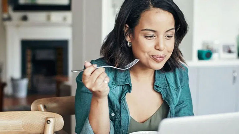 Kακές συνήθειες που προσθέτουν κιλά