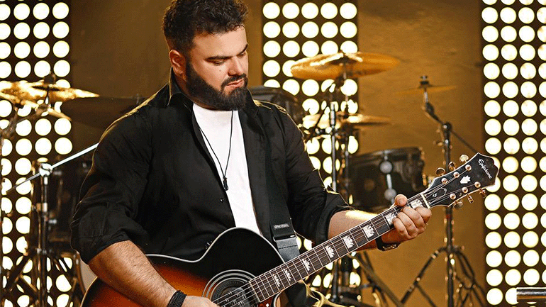 «Με ανάσα κομμένη» – Το νέο τραγούδι του Ηλία Καμπακάκη