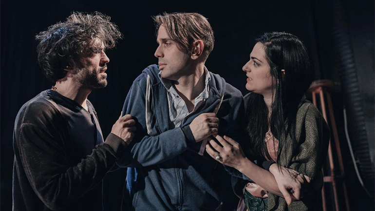 Το θέατρο Σταθμός συνεχίζει τις οnline προβολές παραστάσεων με τις ΦΥΛΕΣ της Νίνα Ρέιν