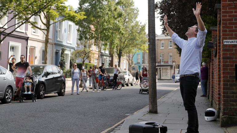 Βρετανία-Covid-19: Ιερέας ψέλνει και προσεύχεται στους δρόμους του Λονδίνου