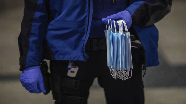 Ισπανία: Επιστρέφουν στις εργασίες με μάσκες προστασίας