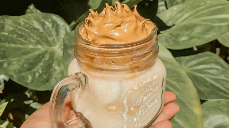 Dalgona: Πώς να φτιάξετε τον καφέ που κάνει θραύση στο Instagram