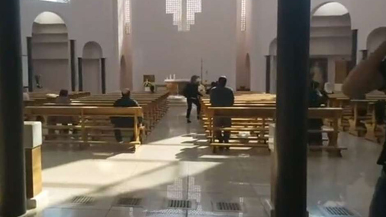 Δημοσιογράφος και εικονολήπτρια δέχτηκαν επίθεση έξω από εκκλησία στην Κροατία Δημοσιογράφος και εικονολήπτρια δέχτηκαν επίθεση έξω από εκκλησία στην Κροατία