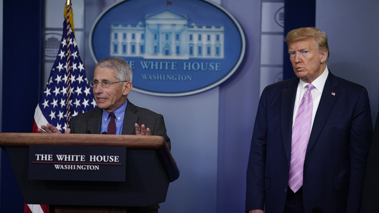 Με την απόλυση του δρ. Φάουτσι, του επιδημιολόγου 6 Αμερικανών προέδρων, «φλερτάρει» ο Τραμπ