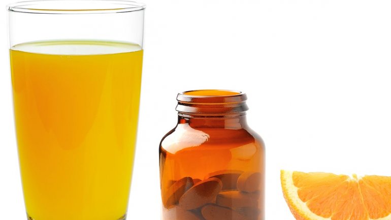 Δημήτρης Γρηγοράκης στο zougla.gr: Οι βιταμίνες C και D μπορεί να βοηθούν στην περίπτωση της COVID-19