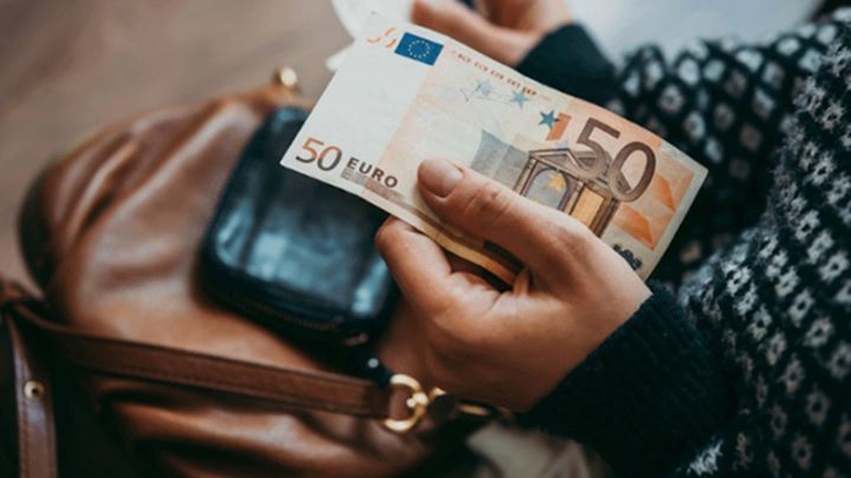 Πόσο καιρό επιβιώνει σε μάσκες και χαρτονομίσματα ο κορωνοϊός;