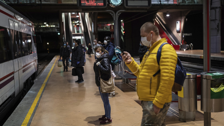 Με μάσκες και θερμόμετρα επιστρέφουν σταδιακά στις δουλειές τους οι Ισπανοί