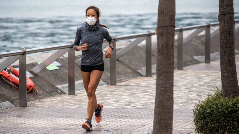 Μπορούν οι δρομείς να εκπνέουν τον κορωνοϊό πιο μακριά από τα 2 μέτρα;