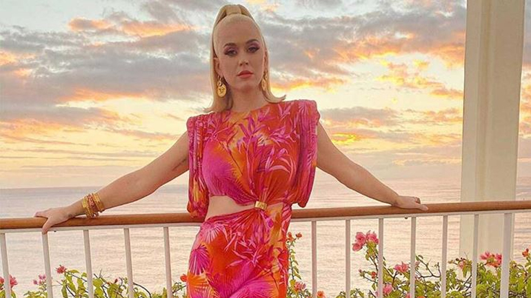 Δείτε την Katy Perry να ποζάρει με φουσκωμένη κοιλιά ντυμένη λαγουδάκι!