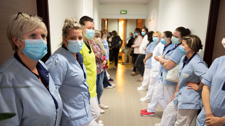 Οι πρωθυπουργοί Ρωσίας και Γαλλίας συζήτησαν για μια κοινή έρευνα στον τομέα φαρμάκων και εμβολίου για τον κορωνοϊό Οι πρωθυπουργοί Ρωσίας και Γαλλίας συζήτησαν για μια κοινή έρευνα στον τομέα φαρμάκων και εμβολίου για τον κορωνοϊό